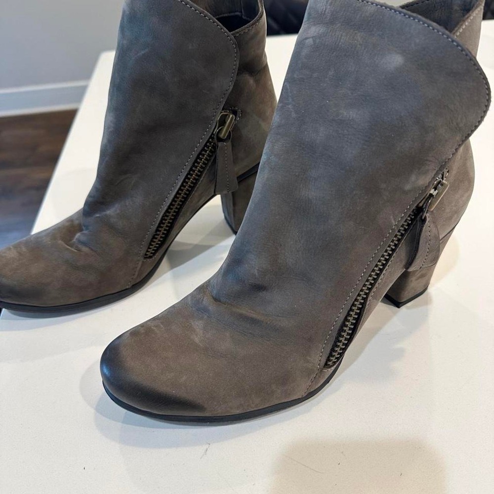 Bueno Thirty Eight Women's Size 8 Gray Suede Ankle Boots 2.5" Heel